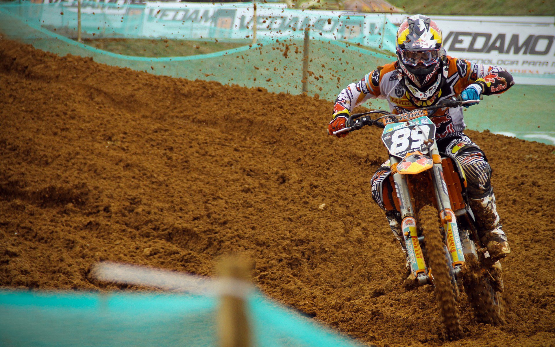 球场“铁血防线”:那些最难攻破的后防组合,铁血防守